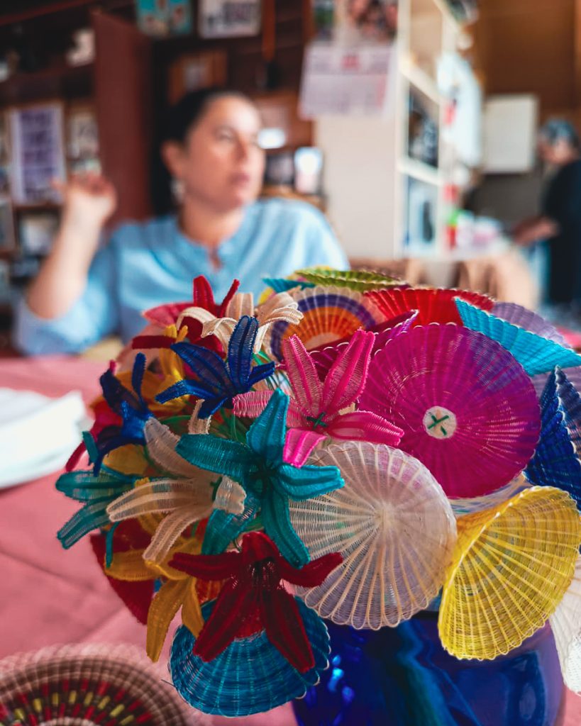 Artesanía en tejido en crin elaborada por las tejedoras de Rari, Región del Maule.