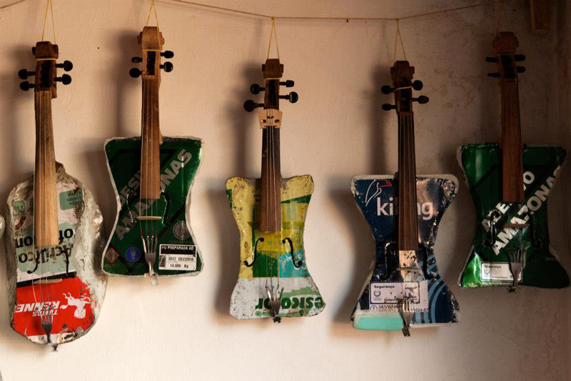 Lee más sobre el artículo La sorprendente Orquesta de Instrumentos Reciclados Visito Santiago