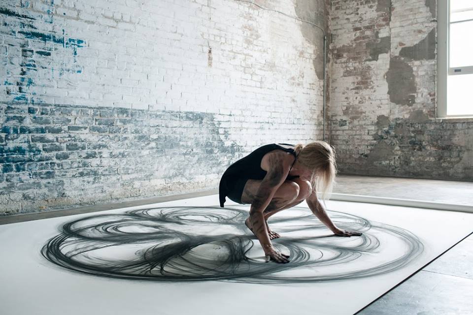 Heather Hansen, la artista que baila y dibuja al mismo tiempo