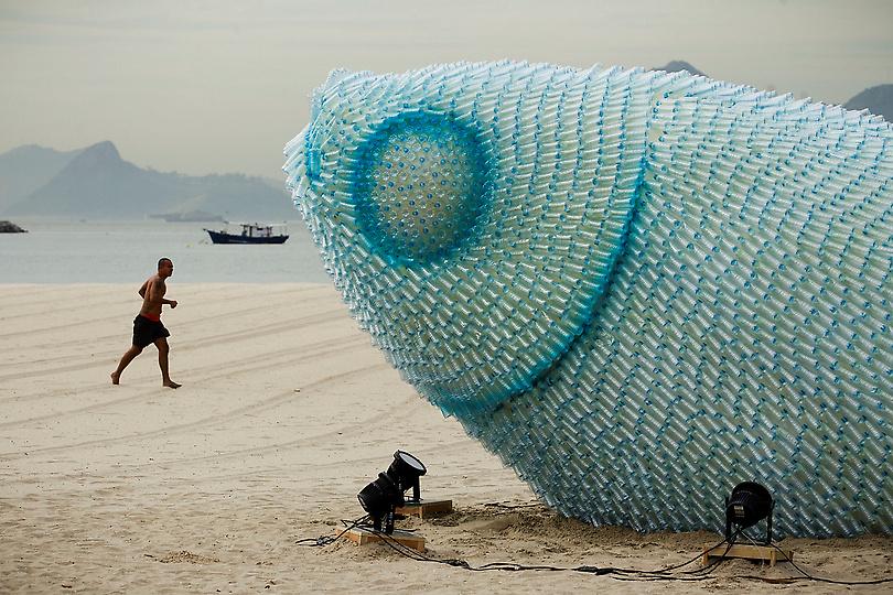 Increíbles peces fabricados con botellas se construyeron hace a dos años en una playa de Río de Janeiro