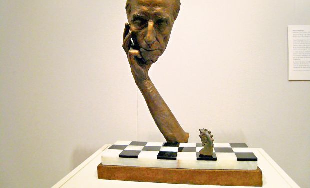 Lee más sobre el artículo Duchamp, Dalí y Man Ray juegan ajedrez en Santiago