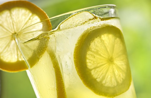Lee más sobre el artículo 10 beneficios increíbles de tomar agua con limón
