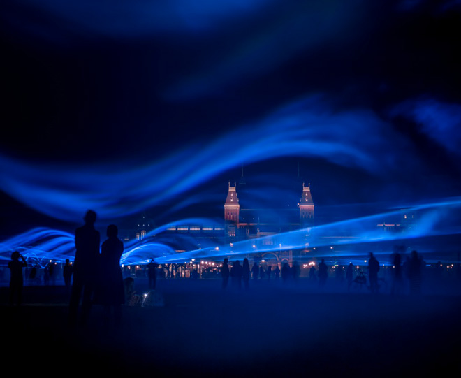 Artista sumerge Amsterdam bajo olas luminosas para crear conciencia con el agua