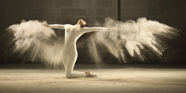 Gran explosión sensorial de una danza congelada entre nubes de polvo blanco