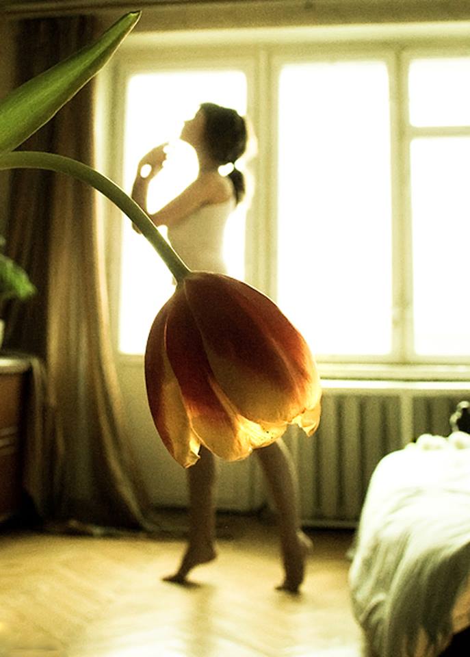 La fotógrafa Tatiana Mikhina jugando con la perspectiva crea faldas utilizando flores