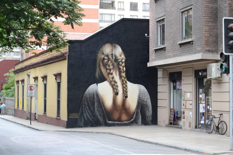 El artista detrás de “Ganza” el bello mural de una mujer, que a cautivado a muchos en el centro de Santiago