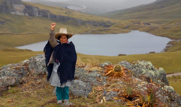 Lee más sobre el artículo Máxima Acuña, campesina indígena analfabeta gana el “Nobel” del Medio Ambiente