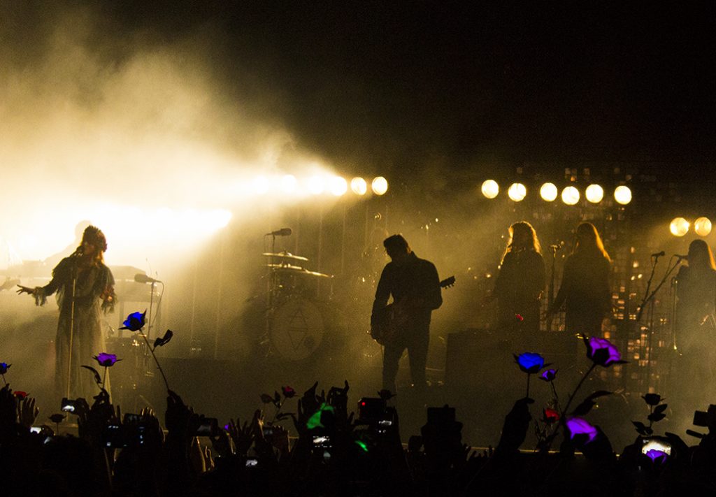 Ellalabella recibió con un mar de flores luminosas a Florence and the Machine en Chile