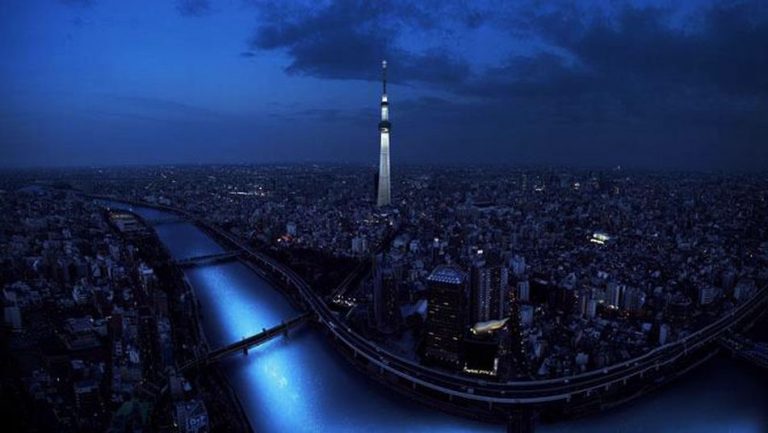 100.000 esferas de LED fluyen por un río japonés imitando a las luciérnagas