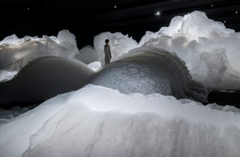 Las grandes nubes de espuma de la obra “Foam” nos transportan a un escenario mágico y espacial