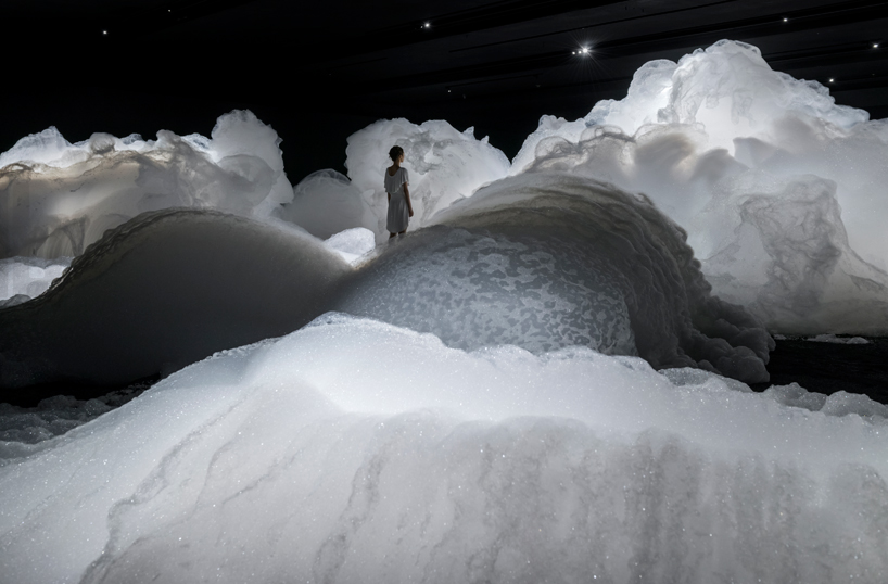 Lee más sobre el artículo Las grandes nubes de espuma de la obra «Foam» nos transportan a un escenario mágico y espacial
