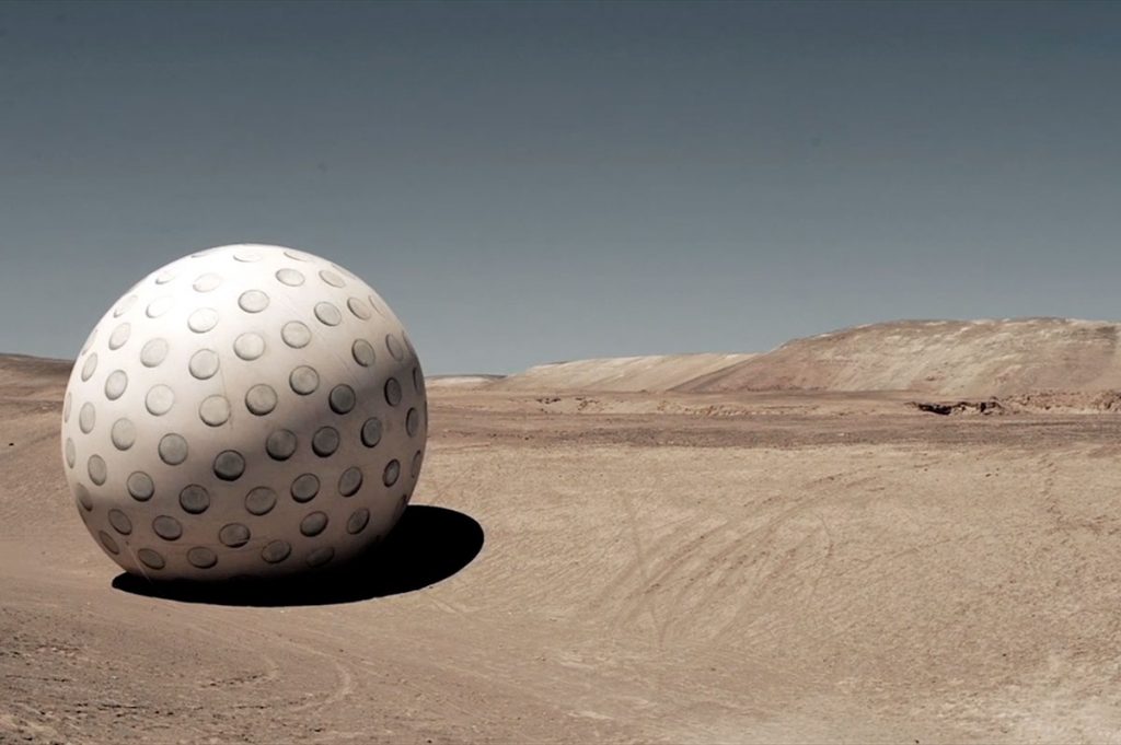 Lee más sobre el artículo “Juego mixto”, la enorme pelota de golf de Dagmara Wyskiel, aterriza en el MAC