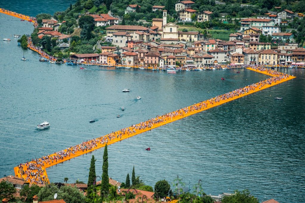 Christo el gran artista del Land Art, te invita a caminar sobre las aguas del Lago Iseo en Italia