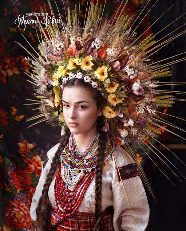 Las Mujeres Ucranianas recuperan los tradicionales tocados florales