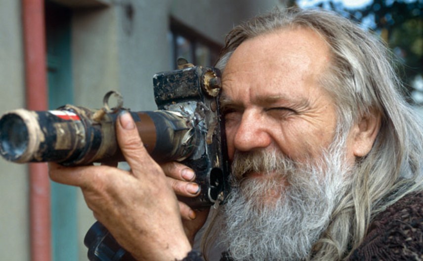 Lee más sobre el artículo Miroslav Tichý, el fotógrafo vagabundo que retrató a las mujeres