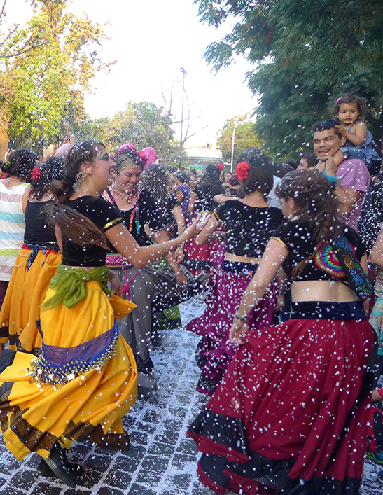 La colorida y alegre Fiesta del Roto Chileno en el Barrio Yungay