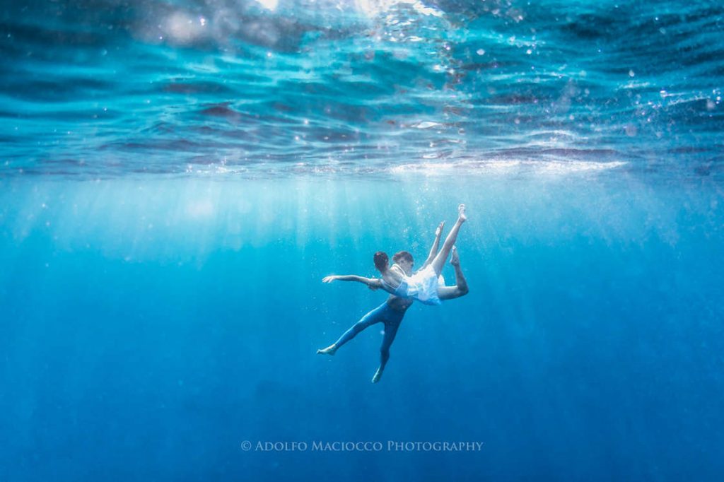 Lee más sobre el artículo Bailarines bajo el agua, las poéticas Fotografías de Adolfo Maciocco