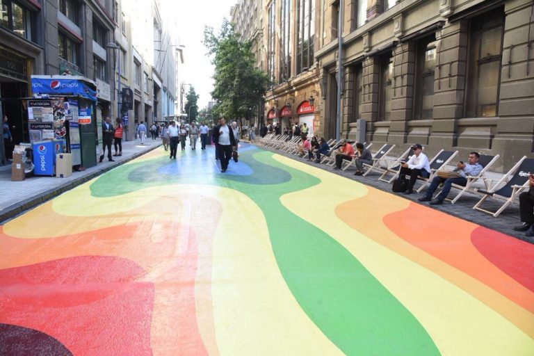 El centro de Santiago se viste de colores en el nuevo Paseo Banderas