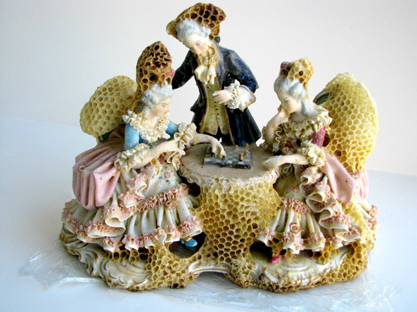 Lee más sobre el artículo Artista crea esculturas envueltas en panales para colaborar con las abejas