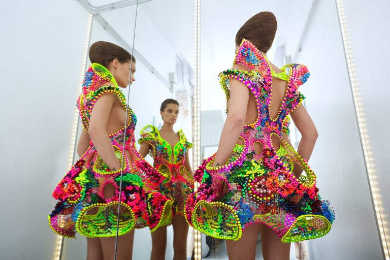 Un colorido y futurista vestido creado con 25mil cristales Swarovski