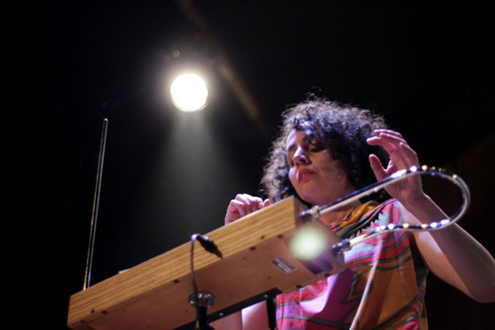 Agnes Paz, la artista chilena que toca el instrumento que no se toca