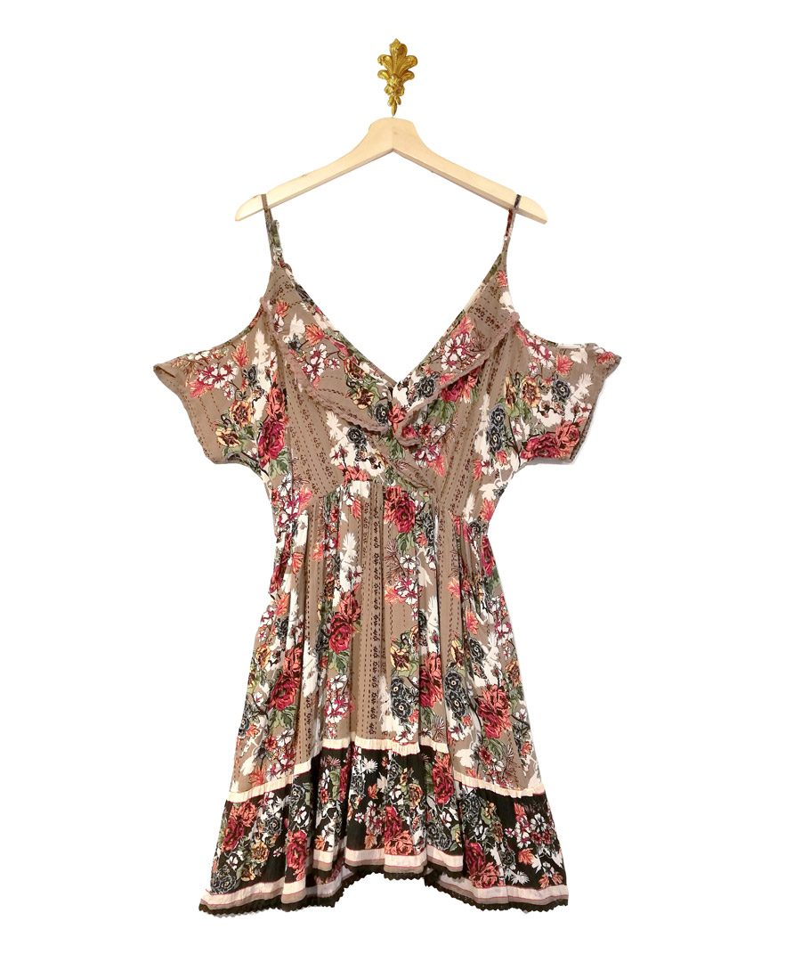 Vestido café con mangas sin hombro