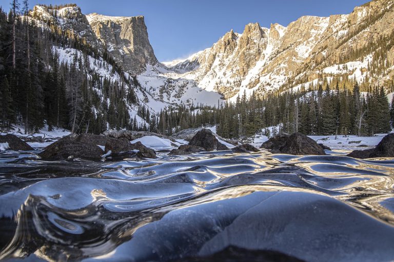 Lee más sobre el artículo Eric Gross retrata imágenes  de olas congeladas en Dream Lake