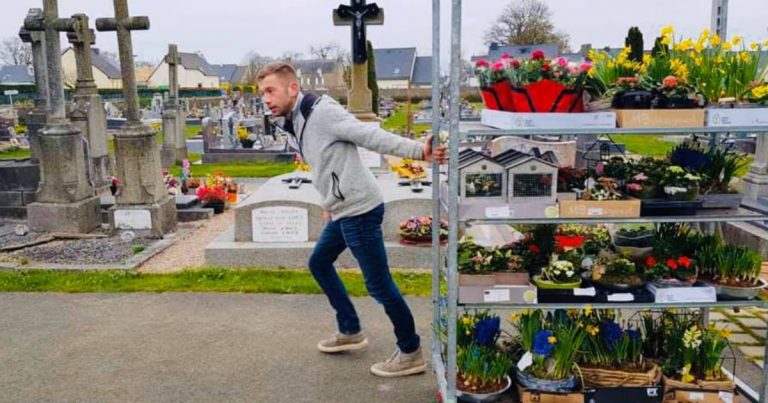El florista Romain Banliar adorna cementerio con flores que no pudo vender por la cuarentena