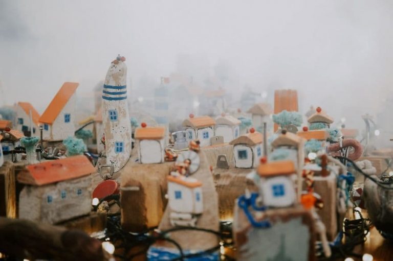 El artista Pavel Brat recicló 50 kilos de basura de la playa y la transformó en éstas bellas casas