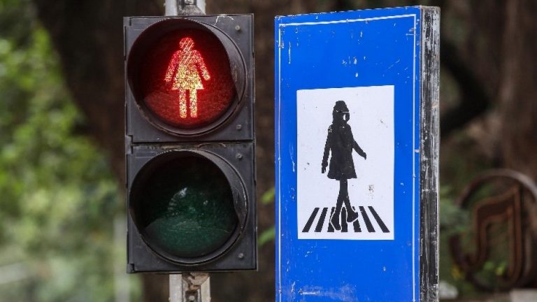 Siluetas de mujeres en las señales de tráfico y semáforos de Bombay