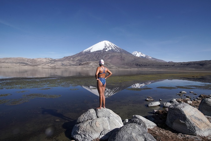 La Sirena del Hielo que cruzó nadando el lago Chungará, es candidata a mujer del año