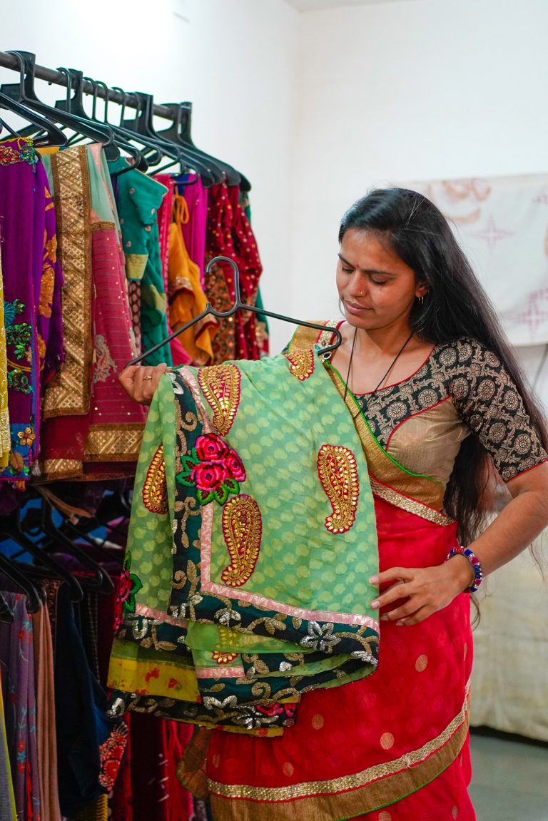 Lee más sobre el artículo Bibliotecas de Sari en la India dan oportunidad a que todas las mujeres puedan vestirlos