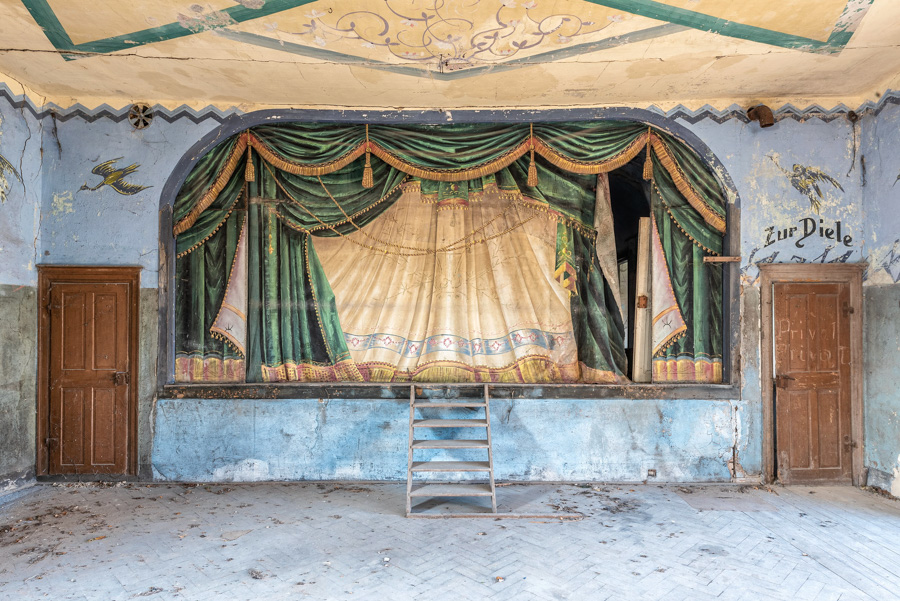 Francis Meslet encuentra la belleza en lugares abandonados