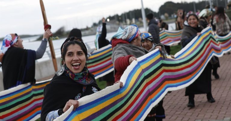Mujeres mapuches tejen el telar más largo del mundo y fue teñido con tintes de la naturaleza