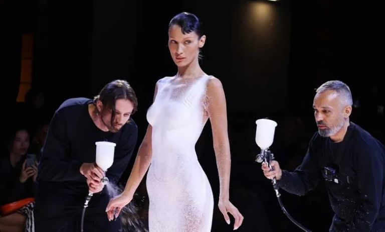 Lee más sobre el artículo Revolución tecnológica en la moda, un vestido realizado en vivo son spray