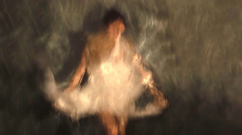 Lee más sobre el artículo Pinceladas del agua sobre el cuerpo en danza 