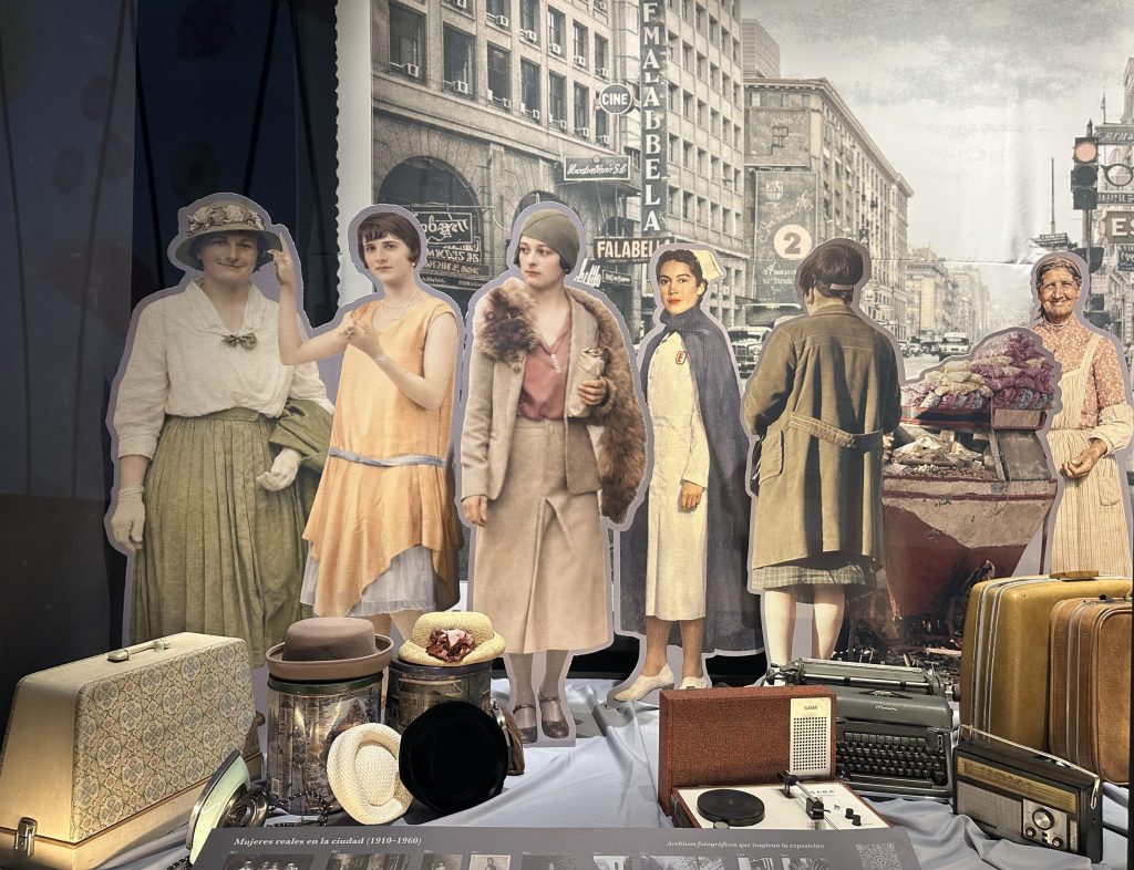 Lee más sobre el artículo Mujeres que habitaron la ciudad, una exposición que reconstruye la memoria femenina en Chile