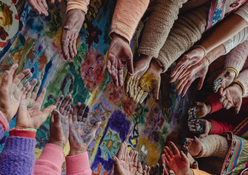 Lee más sobre el artículo Warmi – Warmi: Diálogo de Manos y Color